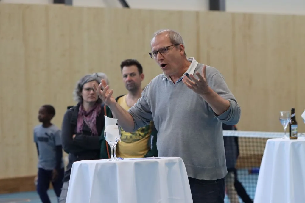 Gemeindepräsident Tobias Bolliger (FDP) bei seiner Rede. Mann mit grauem Pulli hält eine Rede. Es ist der Egger Gemeindepräsident Tobias Bolliger
