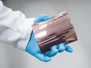 Perovskit-Solarzellen aus zwei aktiven Schichten sind nicht nur effizienter als herkömmliche Solarzellen, sondern auch noch leichter, flexibler und umweltfreundlicher. Perovskit-Solarzellen aus zwei aktiven Schichten sind nicht nur effizienter als herkömmliche Solarzellen, sondern auch noch leichter, flexibler und umweltfreundlicher.
