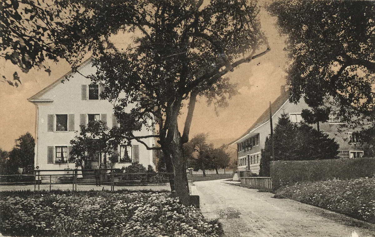 Im Haus links wurde 1876 die erste eigenständige Sekundarschule von Mönchaltorf eröffnet. Unterrichtet wurde im Erdgeschoss.   