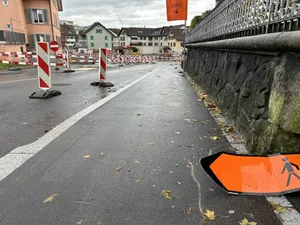 Ein verbogenes Baustellenschild liegt am Boden. Ein verbogenes Baustellenschild liegt am Boden.