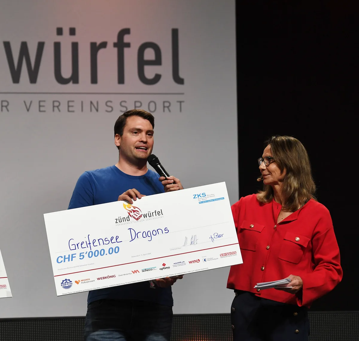 Florian Züger von den Greifensee Dragons nimmt den Sportförderpreis des Zürcher Kantonalverband für Sport entgegen. Florian Züger von den Greifensee Dragons nimmt den Sportförderpreis des Zürcher Kantonalverband für Sport entgegen.