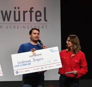 Florian Züger von den Greifensee Dragons nimmt den Sportförderpreis des Zürcher Kantonalverband für Sport entgegen. Florian Züger von den Greifensee Dragons nimmt den Sportförderpreis des Zürcher Kantonalverband für Sport entgegen.