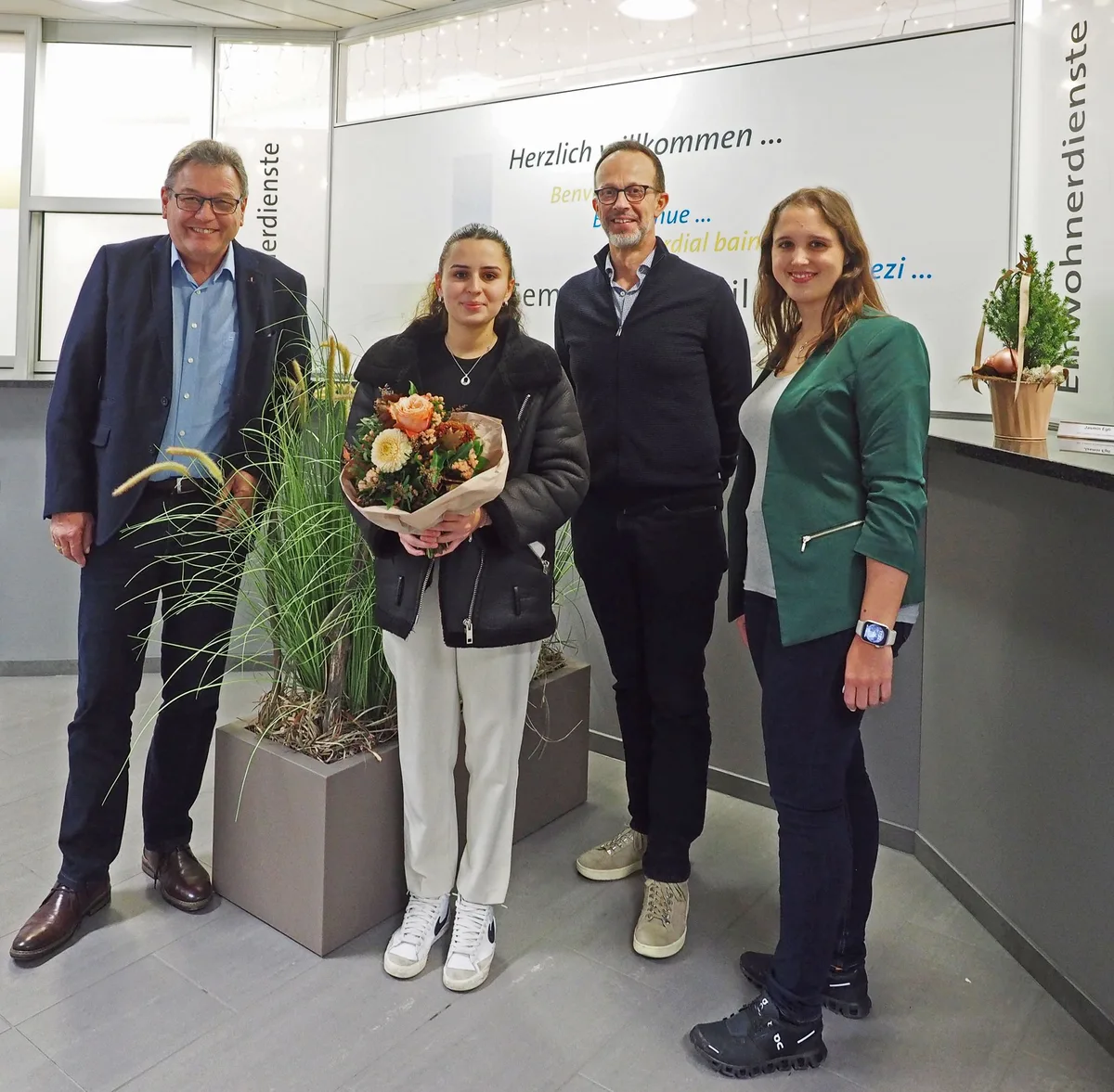 Gemeindepräsident Andreas Bühler (SP) und Gemeindeschreiber Roger Winter luden Lara Rutz zu einem Fototermin ein und überreichten ihr in Anwesenheit von Jasmin Egli, stellvertretende Leiterin der Einwohnerdienste, mit den besten Wünschen für die Zukunft einen Blumenstrauss. Gemeindepräsident Andreas Bühler (SP) und Gemeindeschreiber Roger Winter luden Lara Rutz zu einem Fototermin ein und überreichten ihr in Anwesenheit von Jasmin Egli, stellvertretende Leiterin der Einwohnerdienste, mit den besten Wünschen für die Zukunft einen Blumenstrauss.