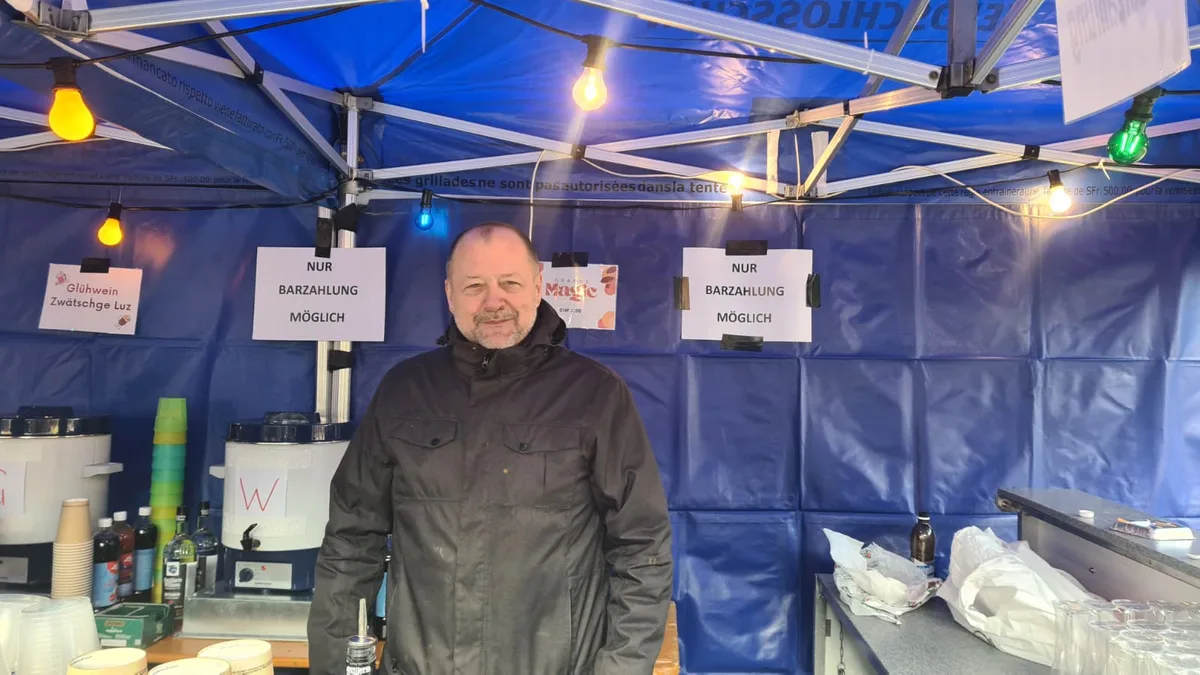 Mann an einem Stand am Ustermärt