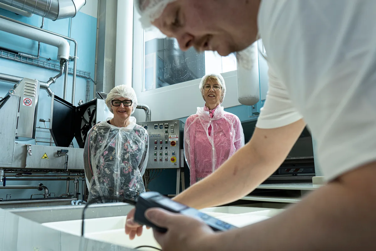 12016726-1 Gisela Schmucki und Susanne Abplanalp in der Milchmanufaktur Einsiedeln.