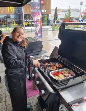 Am Grill fühlt sich Sophie Wolfisberg sichtlich wohl. Am Grill fühlt sich Sophie Wolfisberg sichtlich wohl.