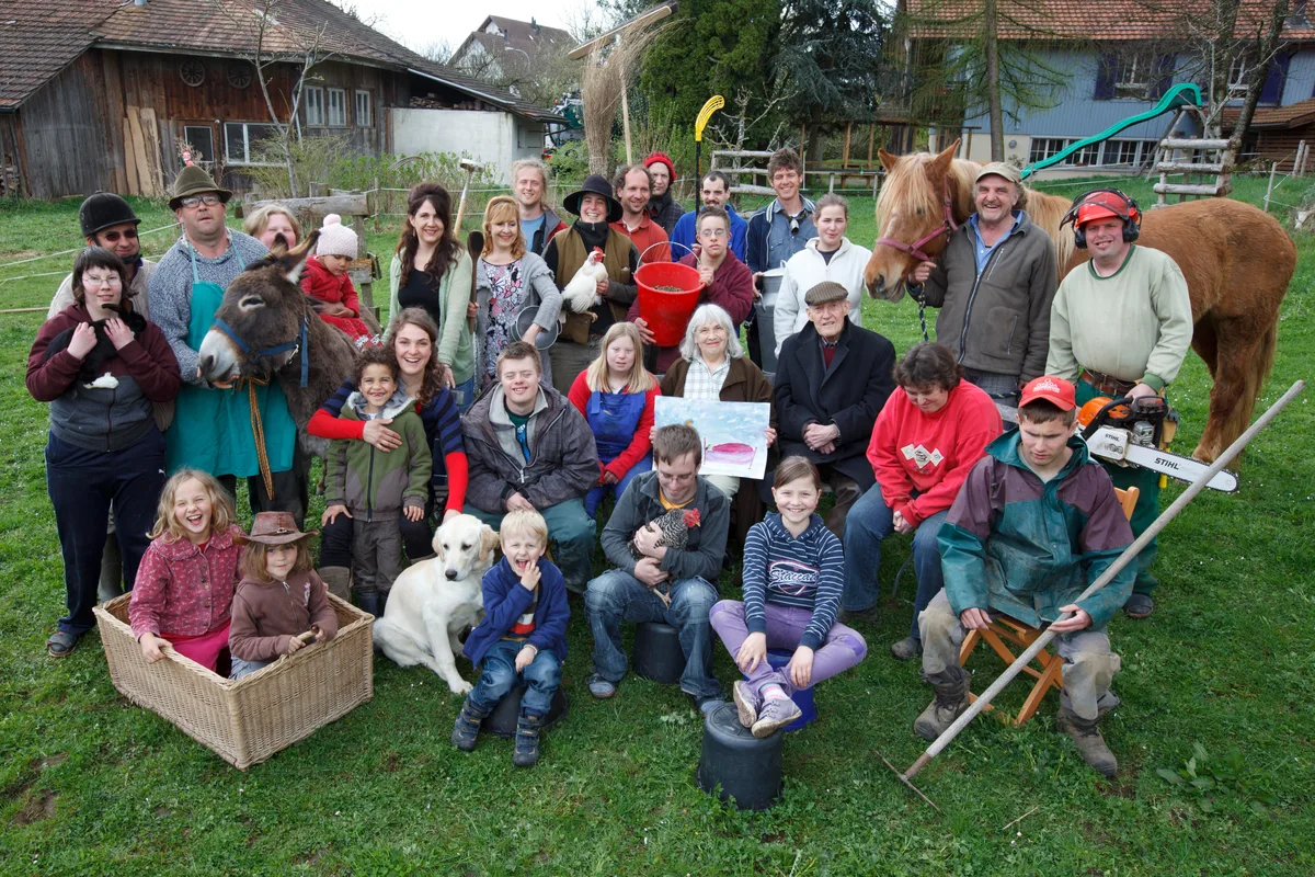 Team des therapeutischen Hofes Wagenburg Seegräben; Arbeit mit Behinderten; 2.	Eine Aufnahme aus dem Jahre 2008, mit einem Teil der Hofbewohner