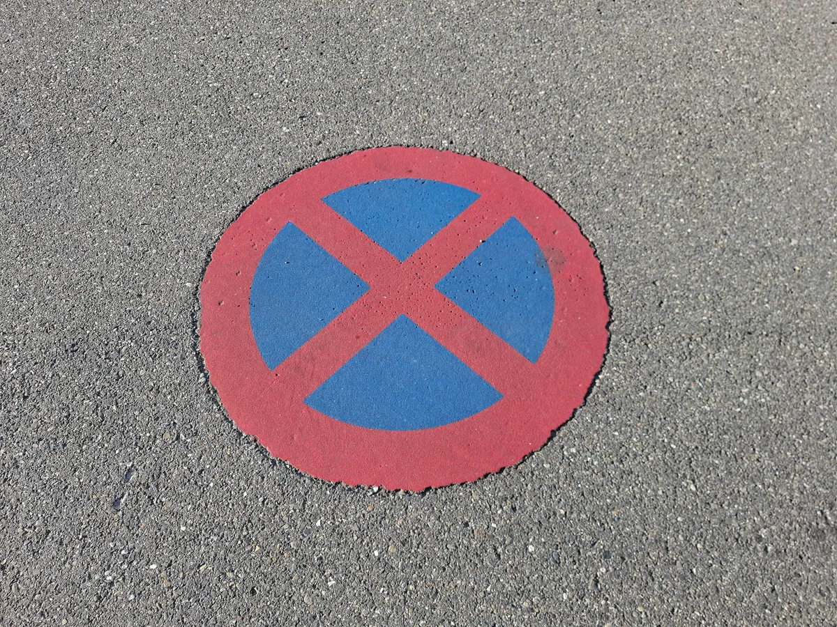 Parkieren, wo ein Halteverbot markiert ist: eine Idee, die teuer werden kann. Parkieren, wo ein Halteverbot markiert ist: eine Idee, die teuer werden kann.