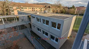Der Holzmodulbau vom Schulhaus Lettenwiese in Zürich soll bald nach Rüti weiterziehen. Der Holzmodulbau vom Schulhaus Lettenwiese in Zürich soll bald nach Rüti weiterziehen.