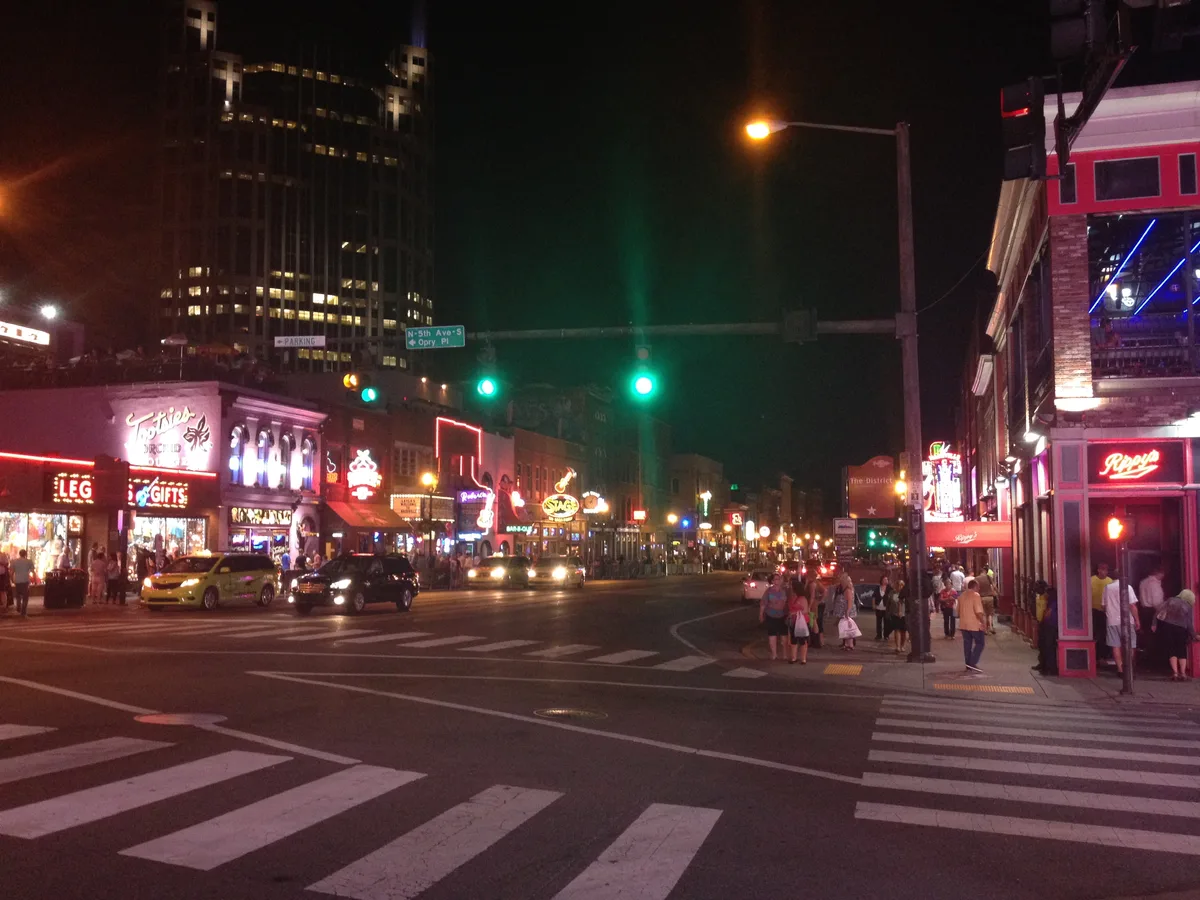Ein Wirbelwind der Lichter und Töne: Der Broadway in Nashville, an dem sich die Honky-Tonk-Bars aneinanderreihen. 