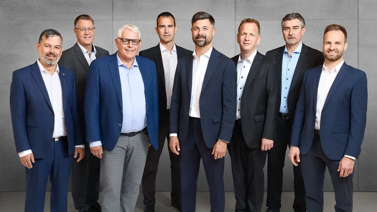 Die Geschäftsleitung der Hug Baustoff AG formiert sich neu: Ab sofort ist Fabian Roth (vierter von rechts) neuer CEO. Die Geschäftsleitung der Hug Baustoff AG.