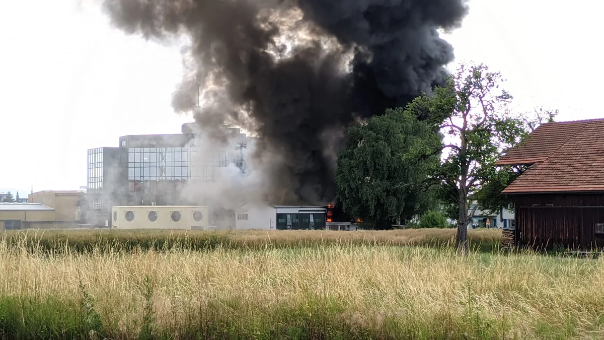 Bereits nach kurzer Zeit und noch vor dem Eintreffen der Feuerwehr steht das Gebäude in Flammen. Verschieden Ansichten des brennenden Gebäudes und der Einsatzkräfte.