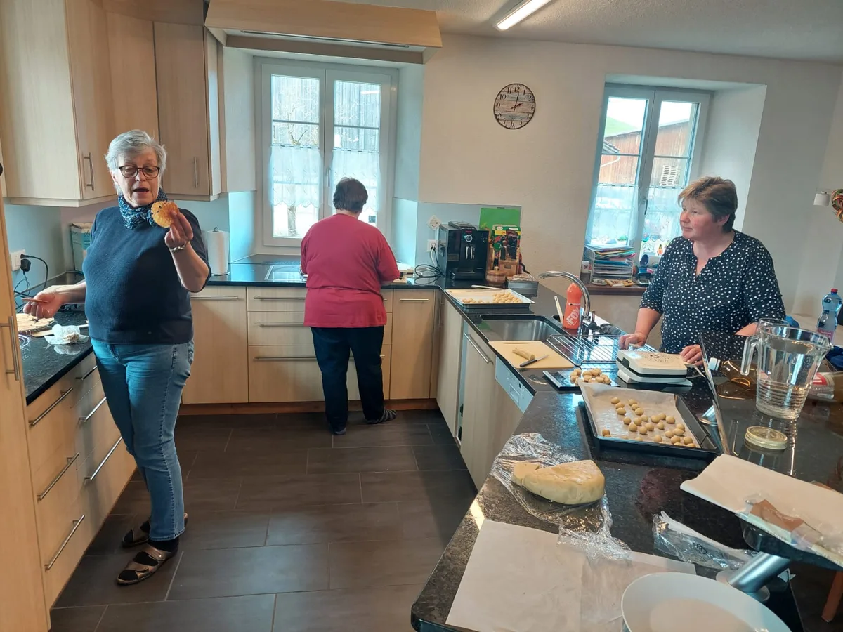 Die Landfrauen in der Küche am Brezel backen.