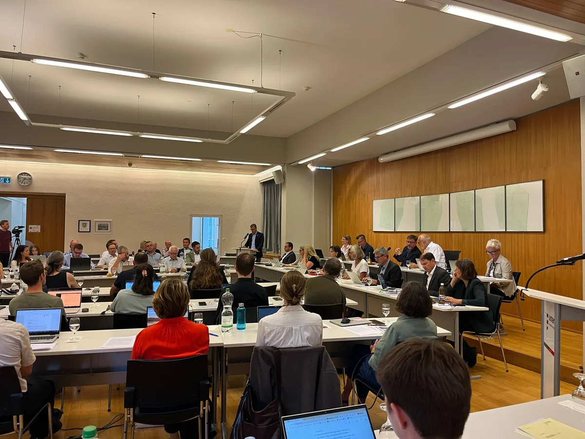 Das Parlament hat sich für eine PUK entschieden. Dem Entscheid gingen einig Wortmeldungen voraus. Man sieht die Menschen im Saal der Parlamentssitzung in Uster am 31. August.