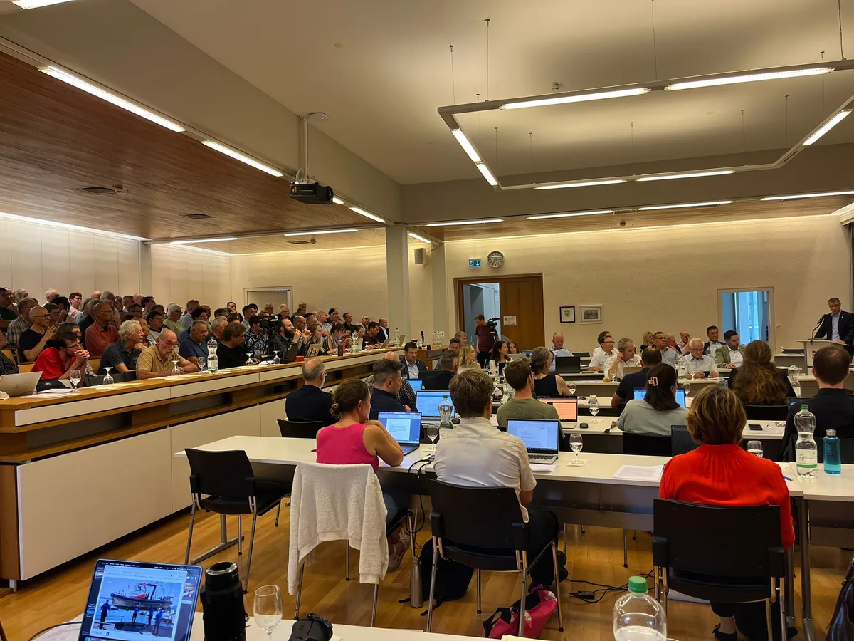 Die Zuhörer lauschen gespannt; die Zuschauertribüne ist fast voll. Man sieht die Menschen im Saal der Parlamentssitzung in Uster am 31. August.