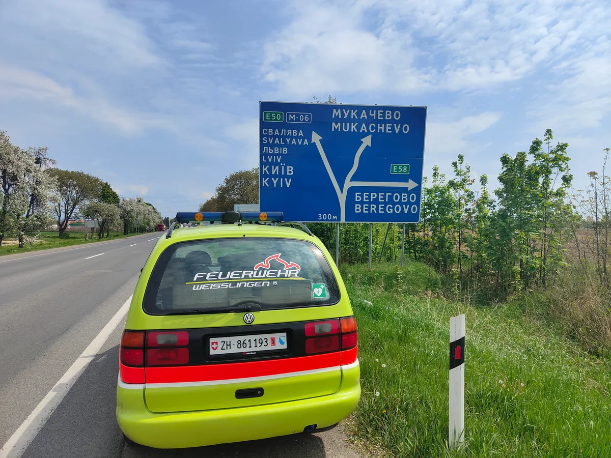 Das ehemalige Sanitätsfahrzeug der Wisliger Feuerwehr war das erste Auto, das Andreas Bärtschi im Frühling 2022 in die Ukraine überstellte. Rettungsfahrzeug vor Autobahnschild.