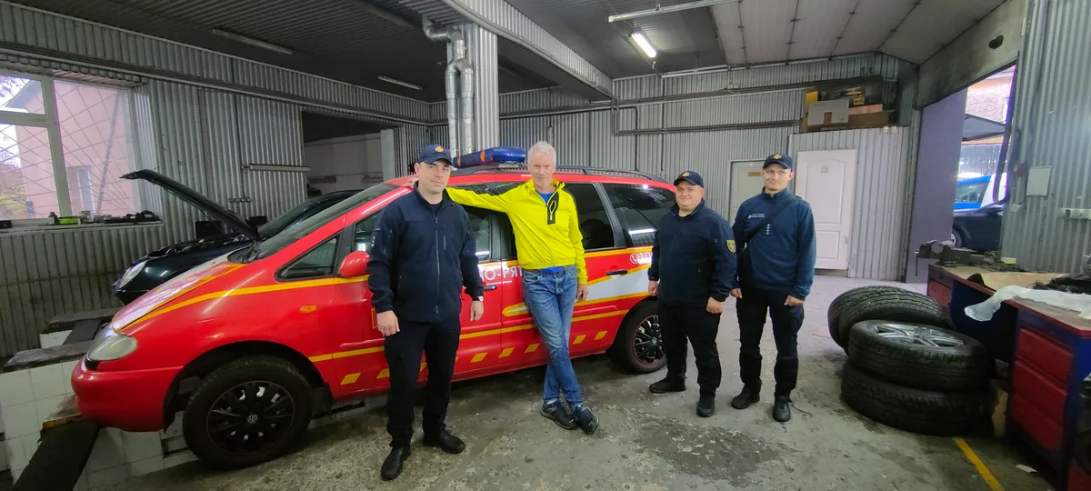 14 Monate nach seiner Überführung hatte das Wisliger Sanitätsfahrzeug einen neuen Look – und 40’000 Kilometer mehr auf dem Tacho. Menschen vor Feuerwehrauto.