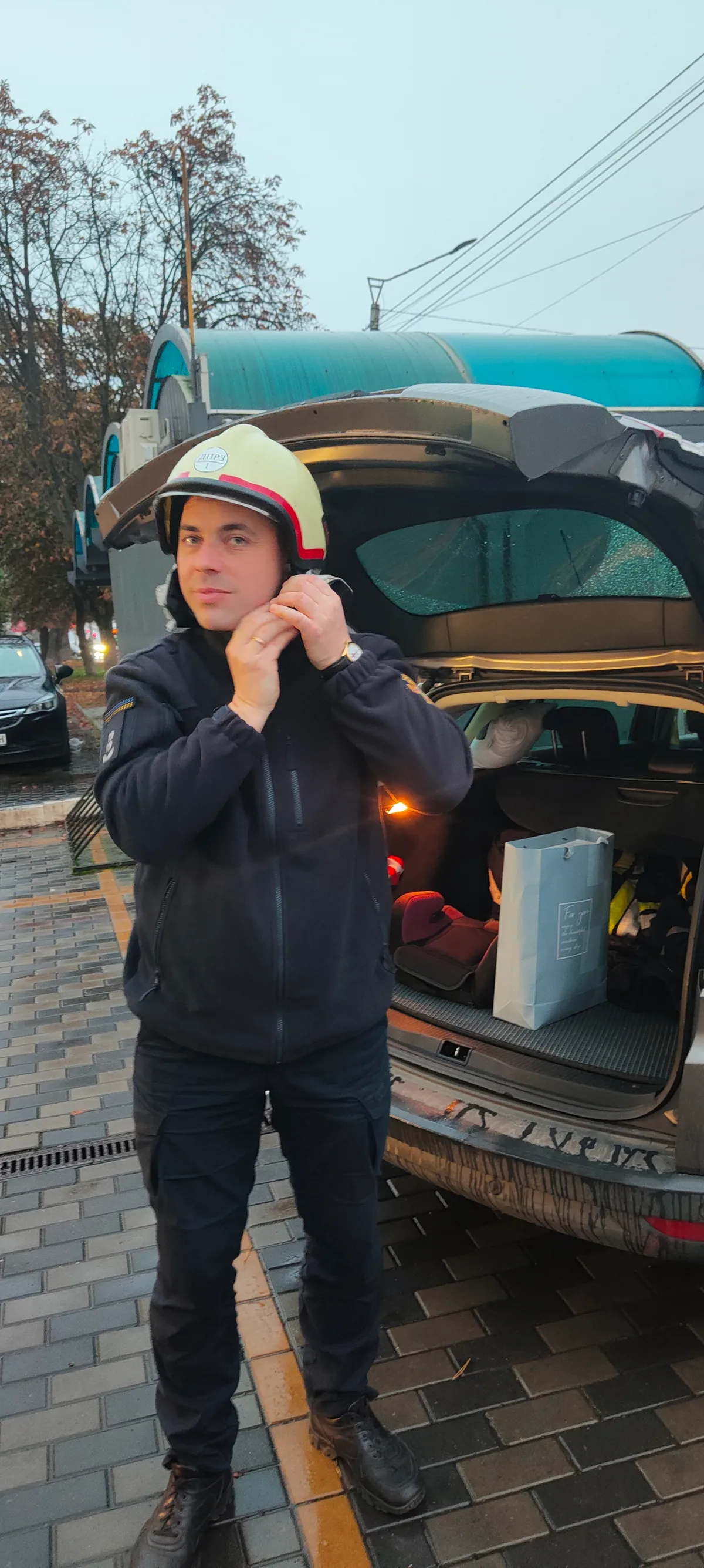 Die ausgemusterten Wisliger Feuerwehrhelme sind in Luzk begehrt. Feuerwehrmann setzt neongelben Helm auf.