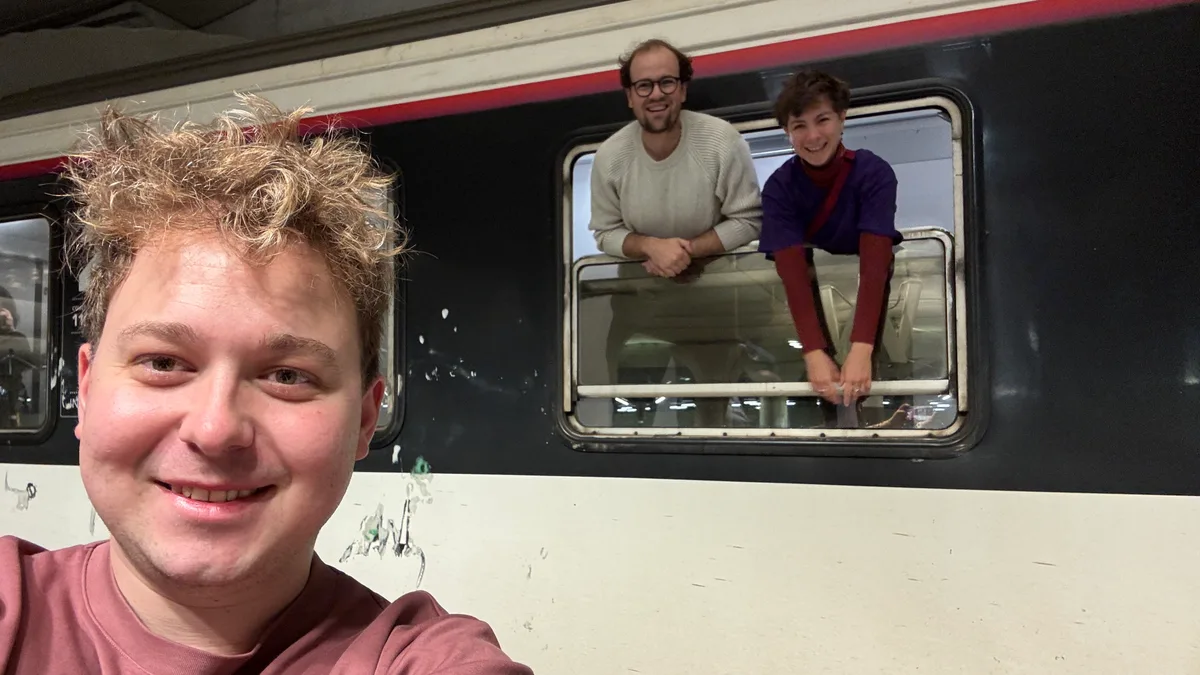 Mit dem Zug durch 12 Länder: Diesen Weltrekord wollen die Mitglieder von Simple Train Anfang November vollbringen. Menschen in Zügen