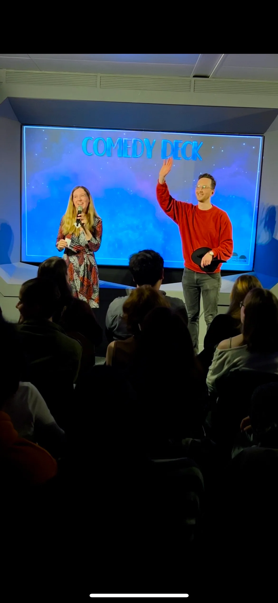Im Two Moons in Dübendorf findet jeden letzten Sonntag im Monat Stand-Up-Comedy statt. Dort moderiert Pavel Zborovsky den Event zusammen mit der Britin Laura Dorman.
