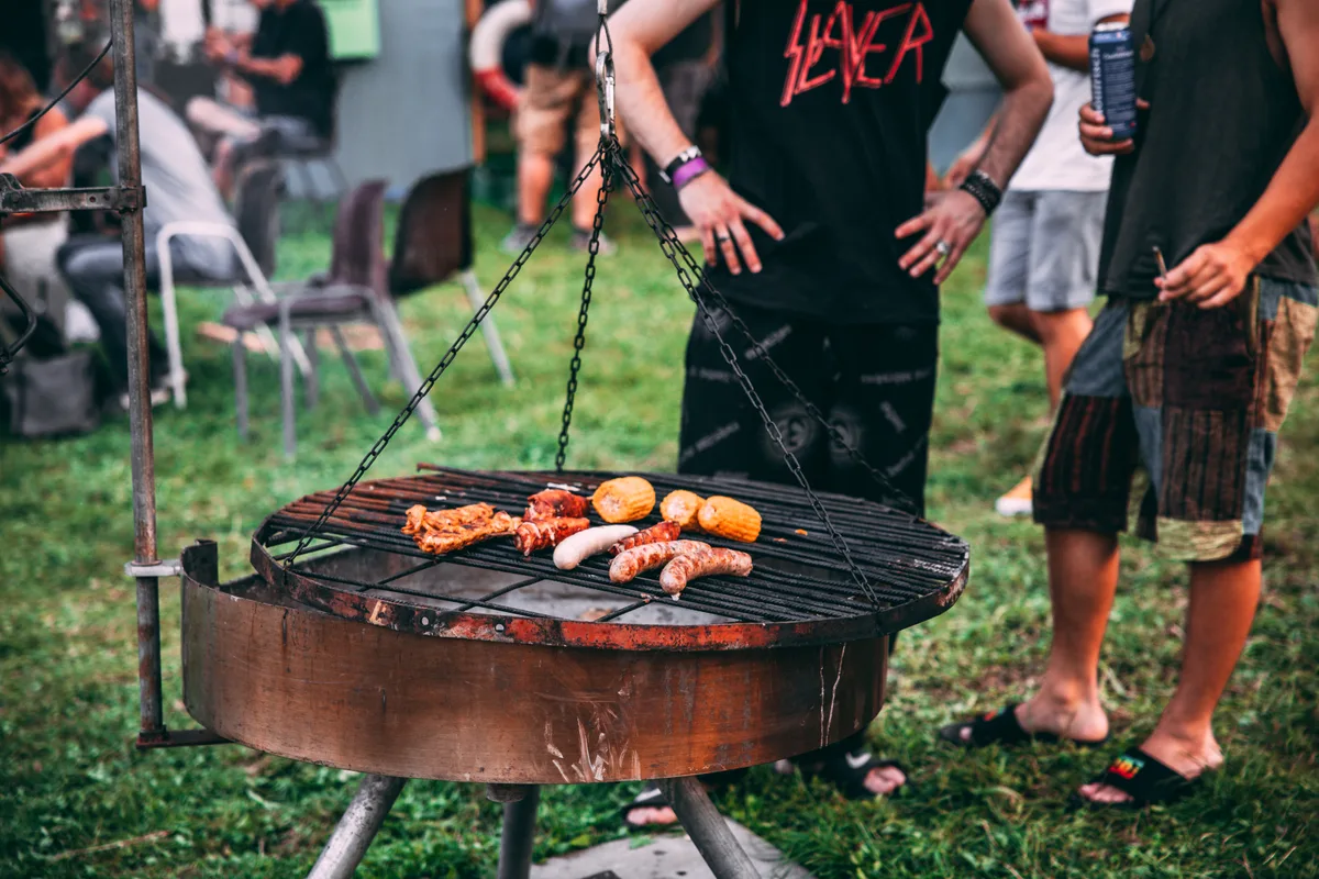 Ein Grill mit Wüsten, Spare Ribs und Maiskolben.