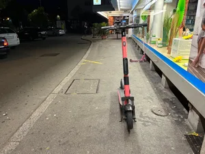 Auf den Strassen und Trottoirs wird es immer enger. Auf den Strassen und Trottoirs wird es immer enger.