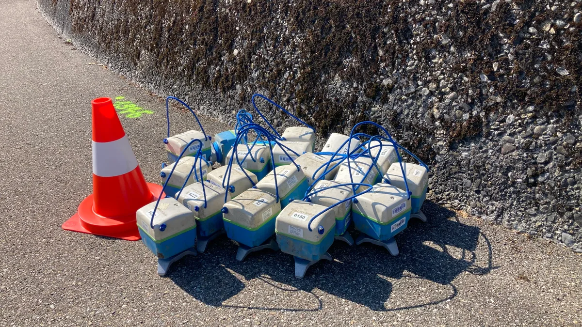 Eingesammelte Geophone, die im Rahmen der seismischen Messungen zur Oberlandautobahn zum Einsatz kommen.