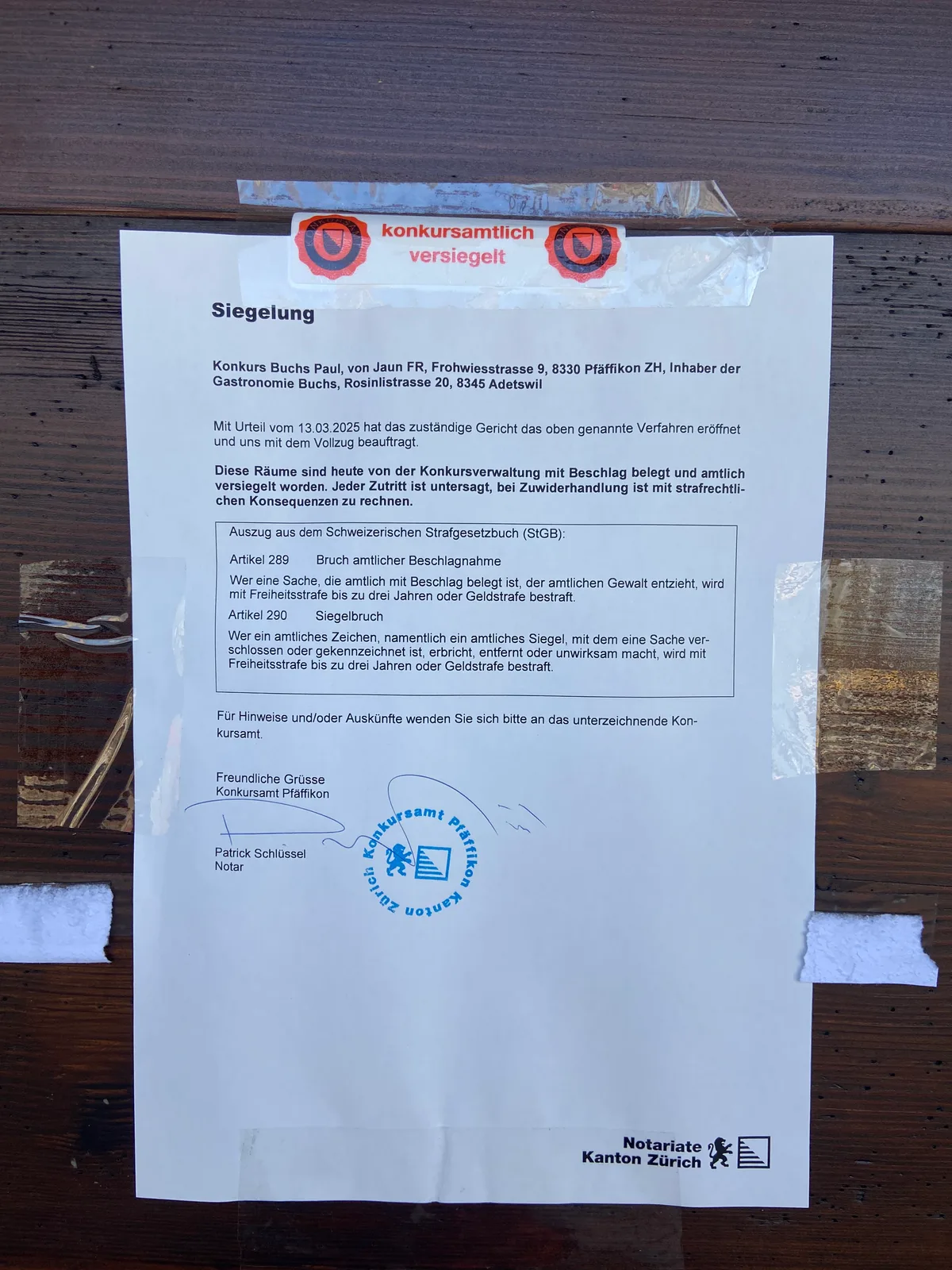 Das Konkursverfahren läuft seit dem 13. März. Selbst der Betreiber hat keinen Zutritt mehr zum Restaurant. Ein amtliches Dokument klebt an einer Tür.