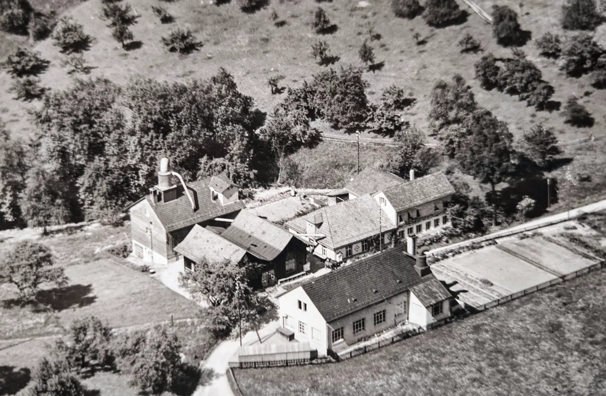Luftaufnahme der Webschützenfabrik Honegger AG im Sack in Wernetshausen um 1930.
