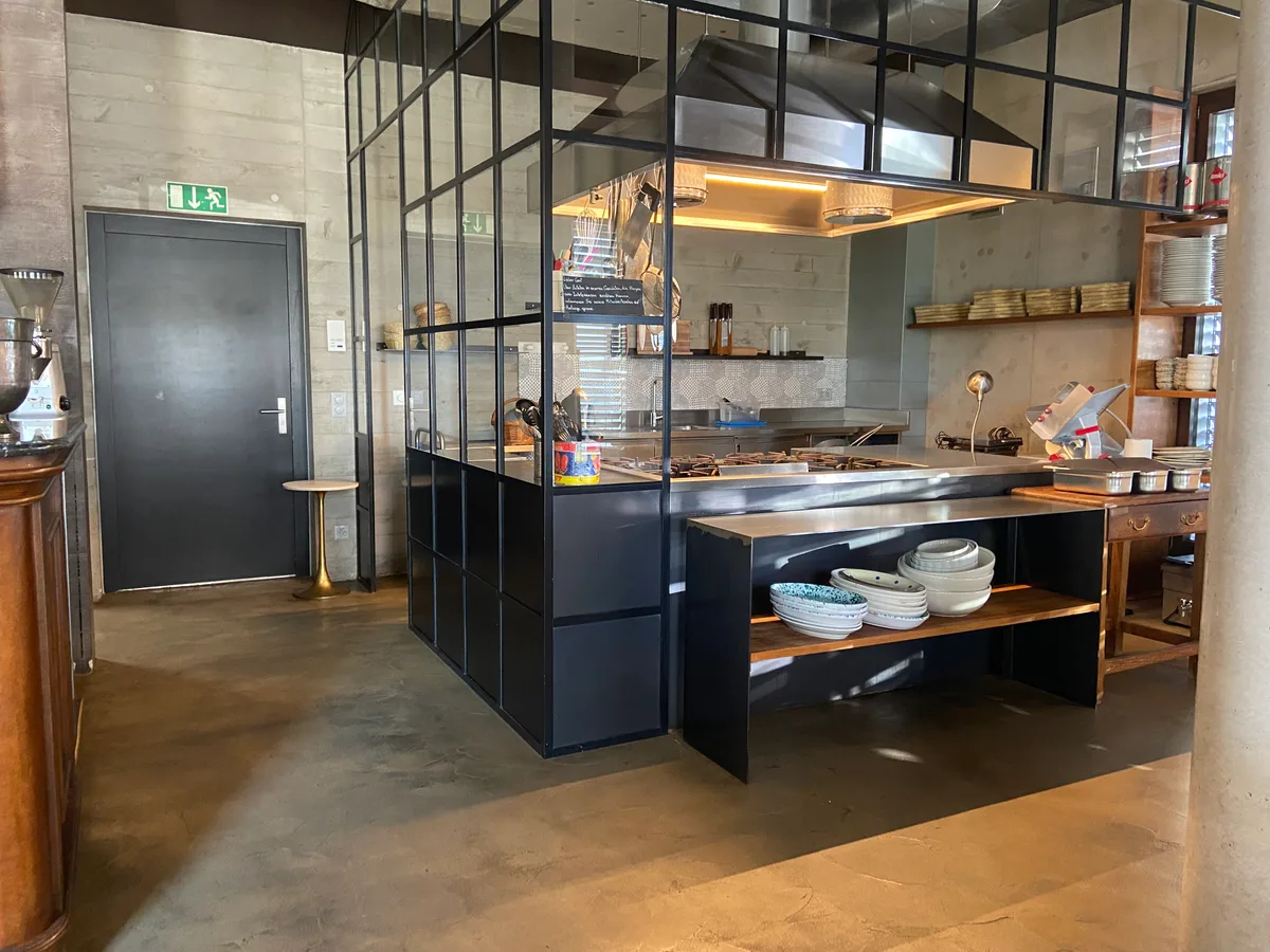 Eine Küche in einem Lokal.