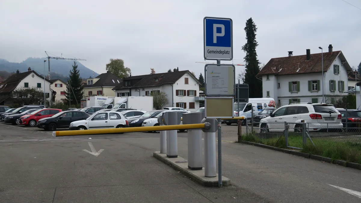 Der Gemeindeplatz der Gemeinde Hinwil. Dort könnte in Zukunft ein neuer Gemeindesaal entstehen. Zudem prüft der Gemeinderat Hinwil aktuell, ob der Parkplatz durch ein unterirdisches Parkhaus verlegt werden sollten.