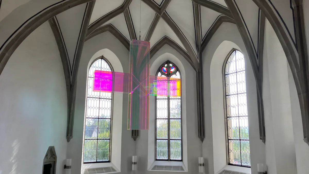 Plexiglaskreuz in der reformierten Kirche Maur.