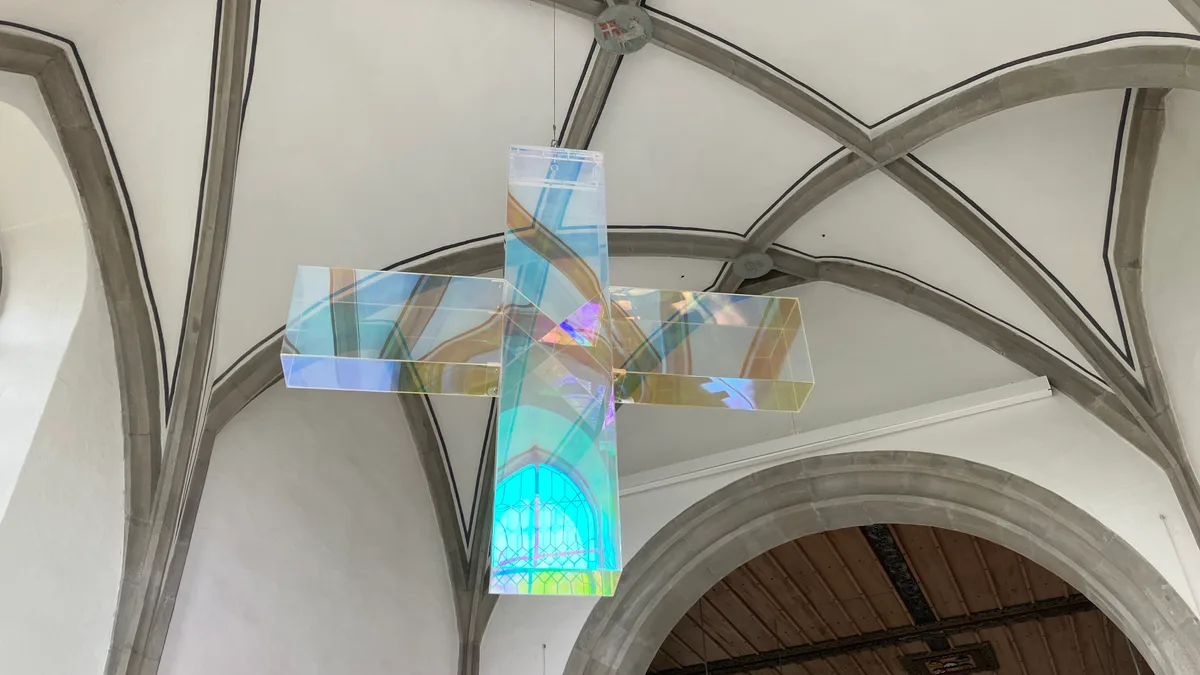 Plexiglaskreuz in der reformierten Kirche Maur.