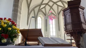 25505638-2 Plexiglaskreuz in der reformierten Kirche Maur.