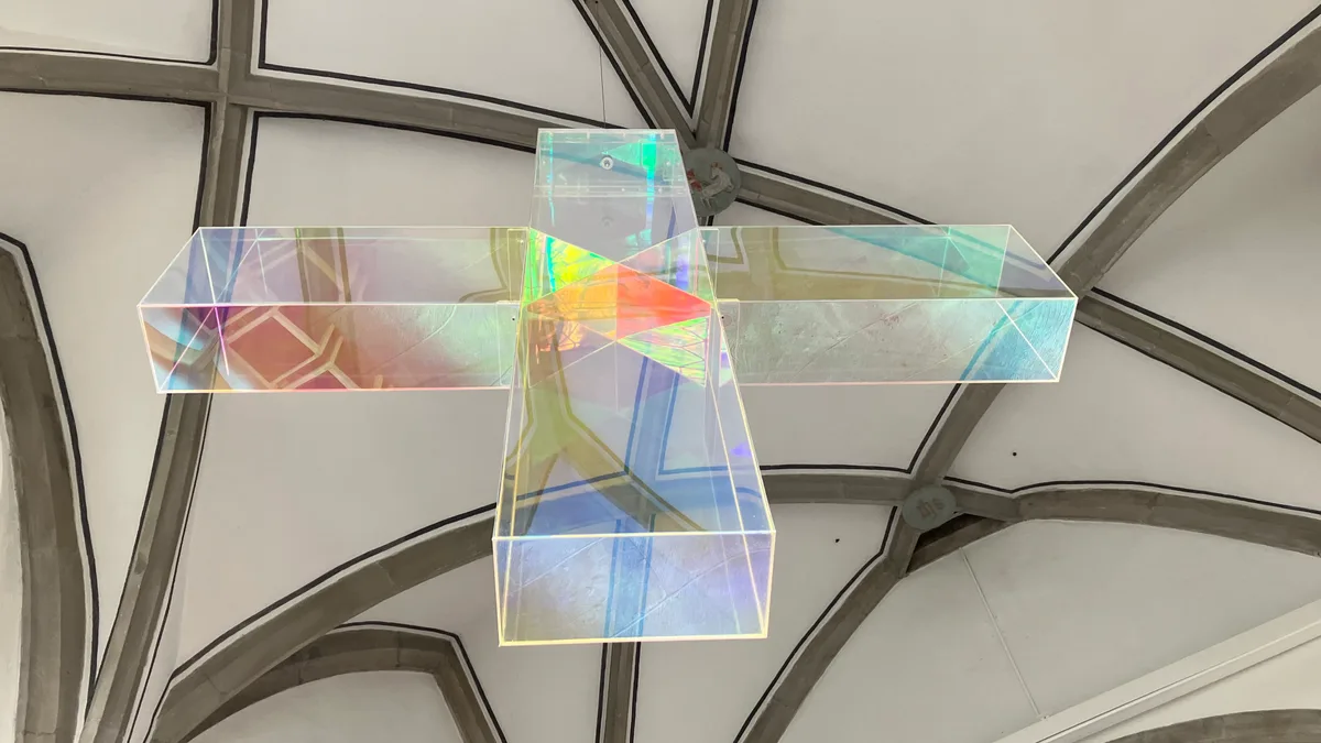 Das Plexiglaskreuz in der reformierten Kirche Maur.