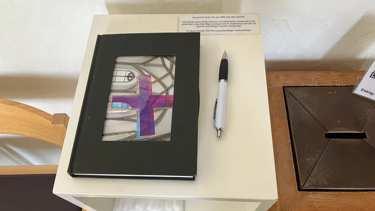 Das Kreuz prangt auf dem Gästebuch der reformierten Kirche Maur.