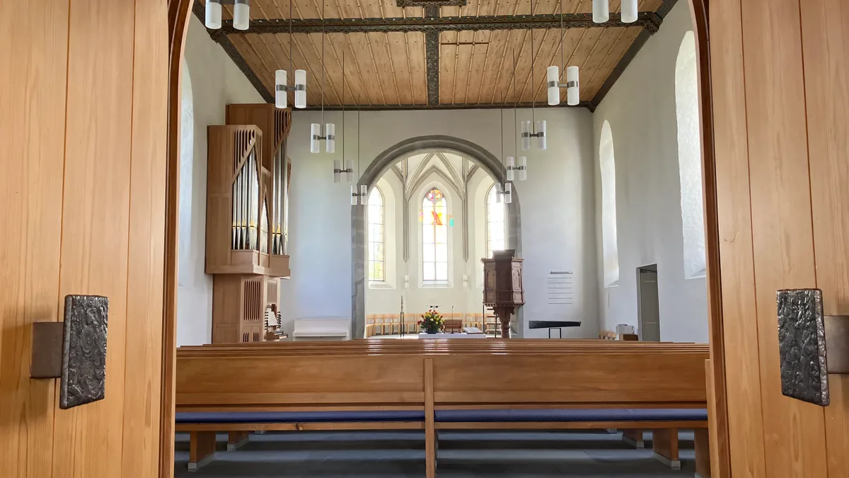 Plexiglaskreuz in der reformierten Kirche Maur.