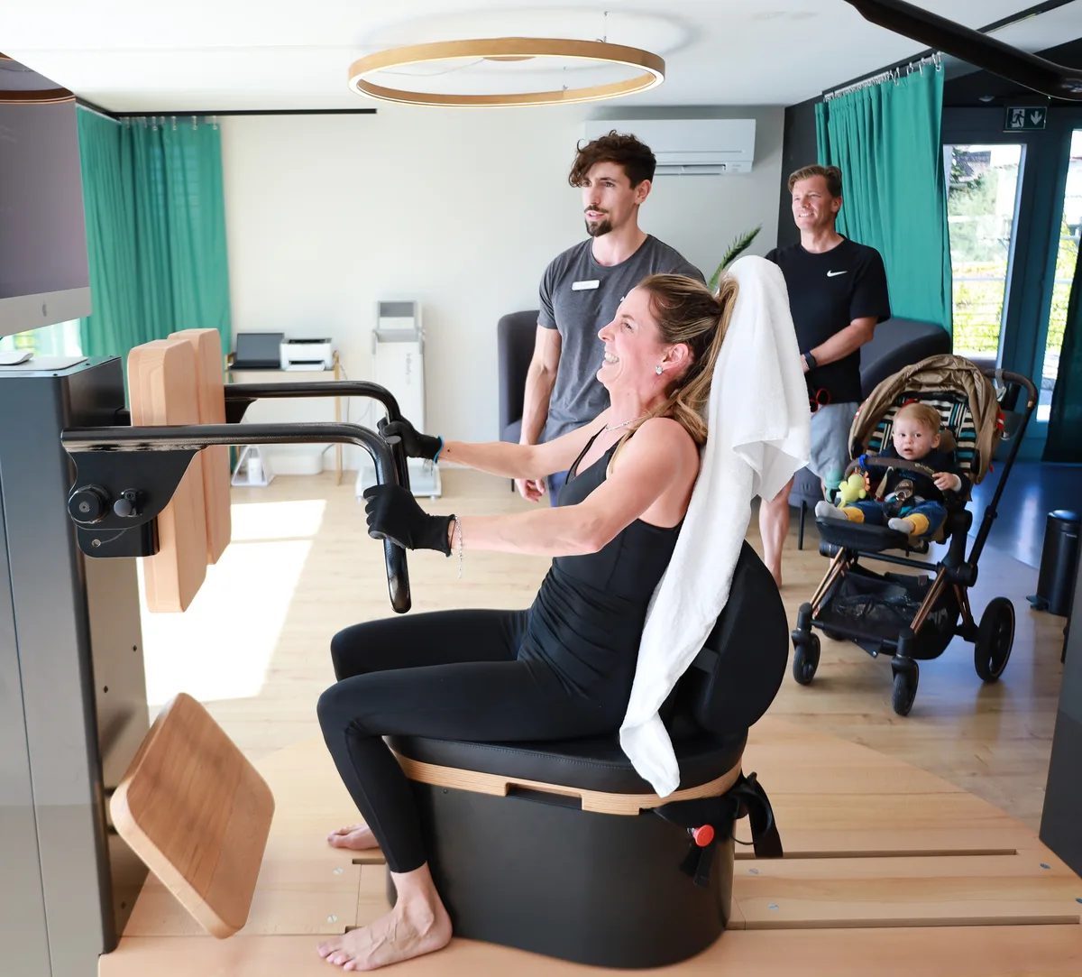 Man sieht eine Frau beim Training bei Aurumfit.