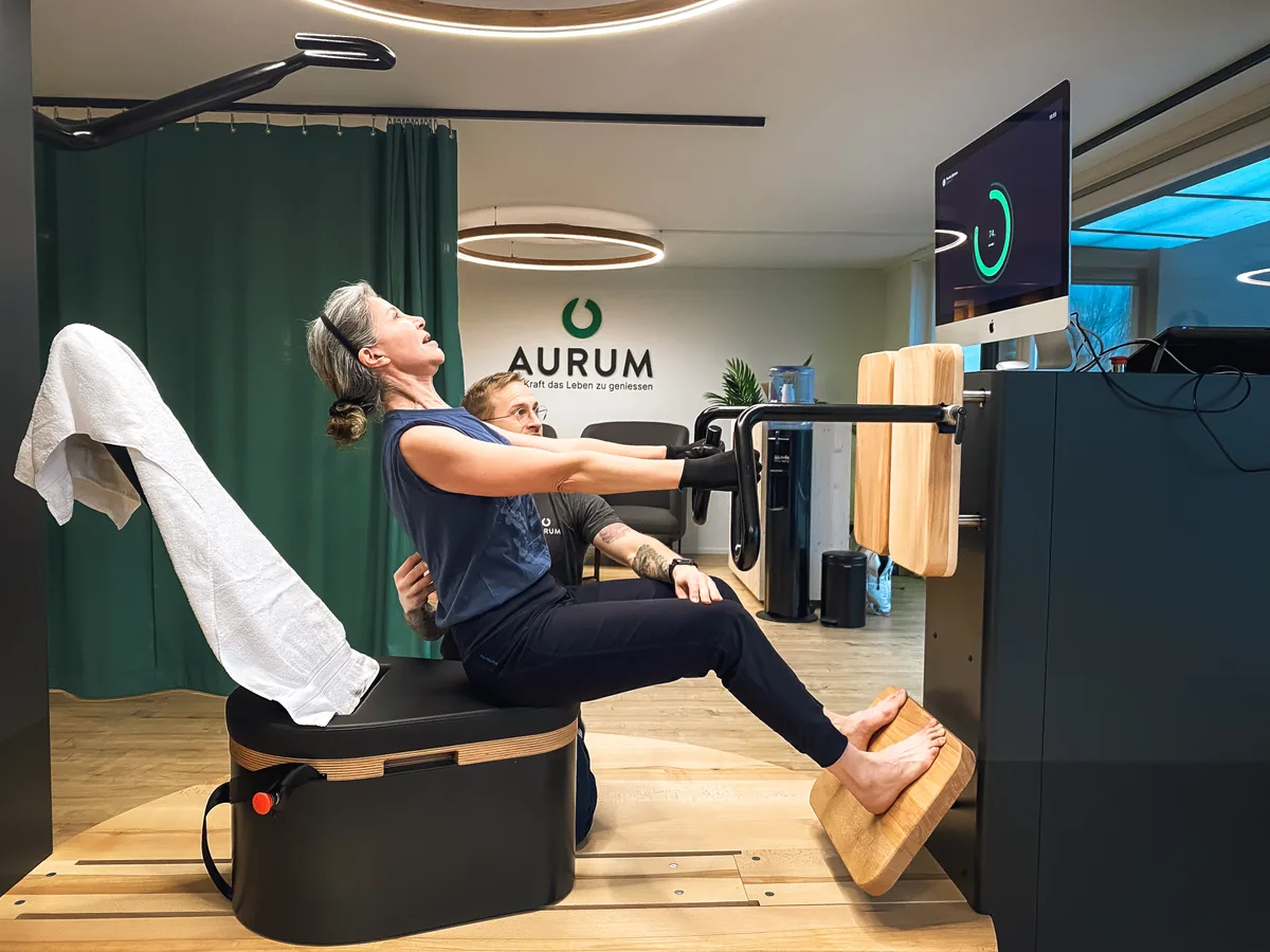 Man sieht eine Frau beim Training bei Aurum.