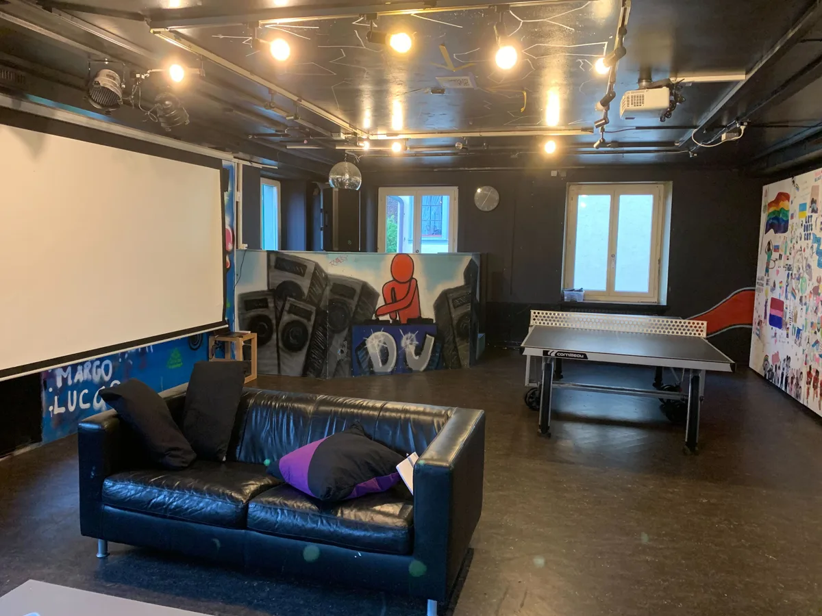 Sofa, Musikanlage und Tischtennistisch.