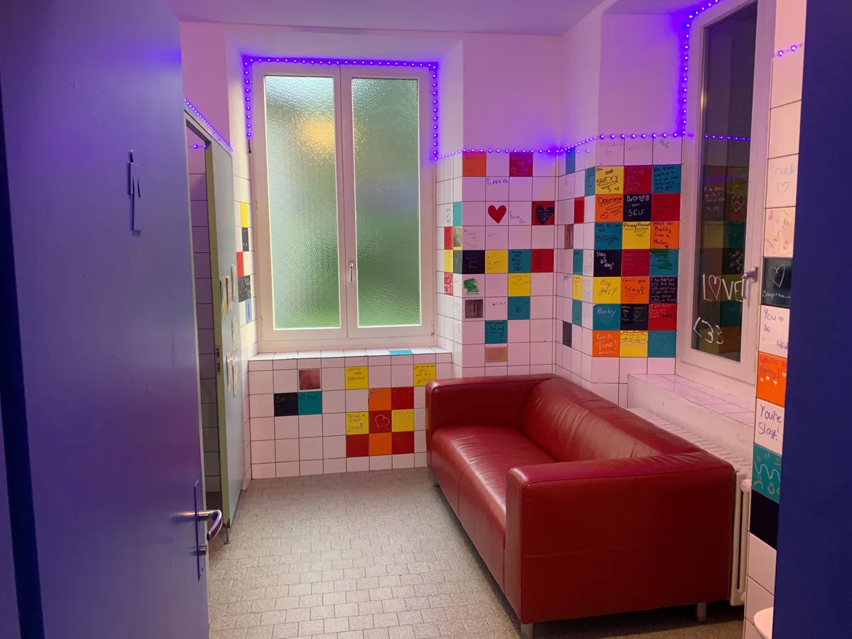 Ein Sofa auf dem Damen-WC.