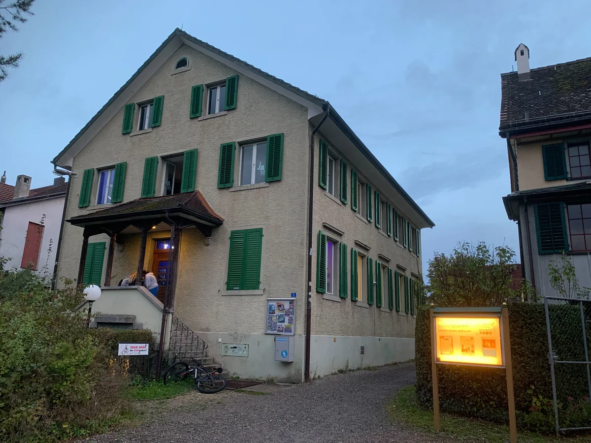 31290031-7 Das Fällander Jugendhaus ist seit 2023 im Eigentum der Politischen Gemeinde. Seitdem die Gemeinde der Kirche das Gebäude abgekauft hat, haben die Jugendlichen mehr Platz.