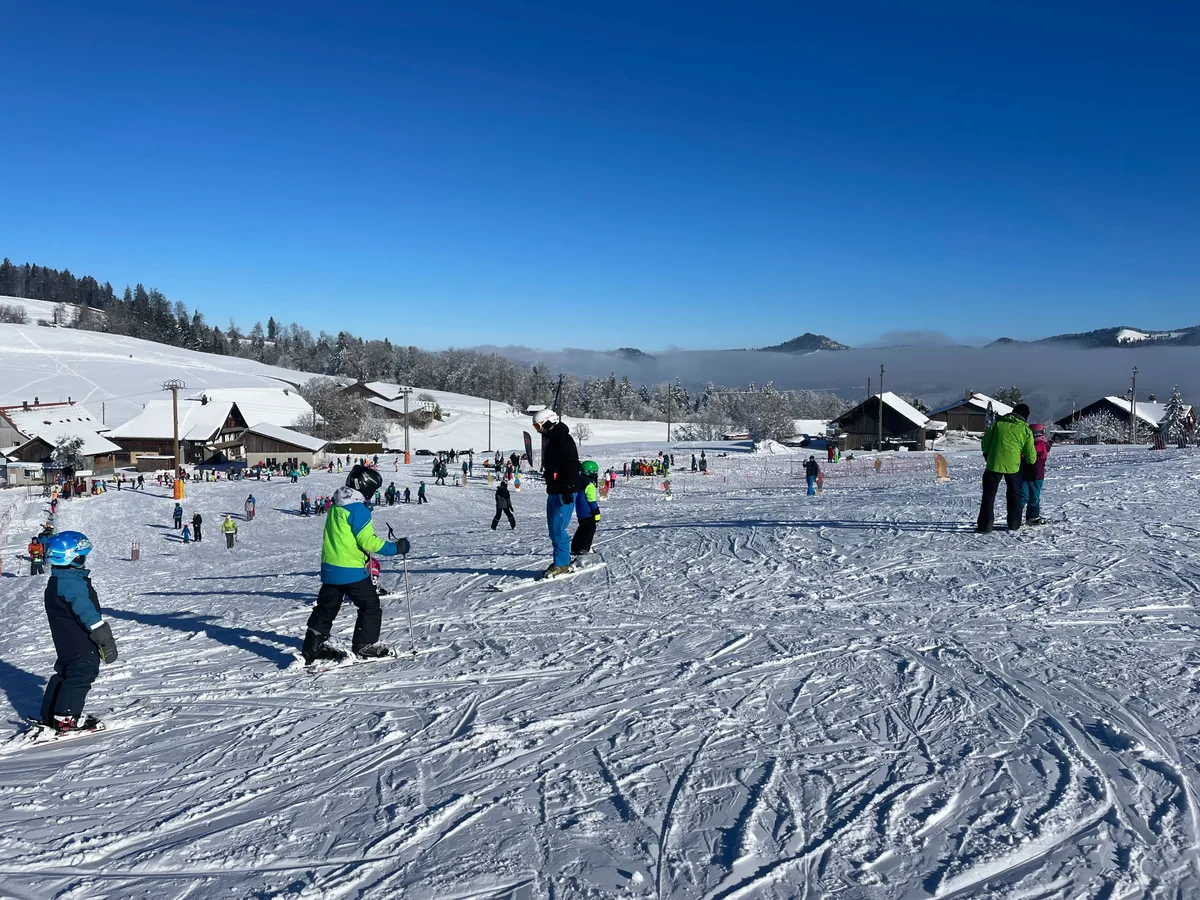 Kinder auf einer Skipiste.