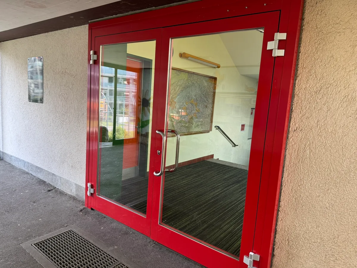 Die Schule Birchlen verkauft kurz vor dem Abbruch noch diverse Sachen über die Auktionsplattform Ricardo.