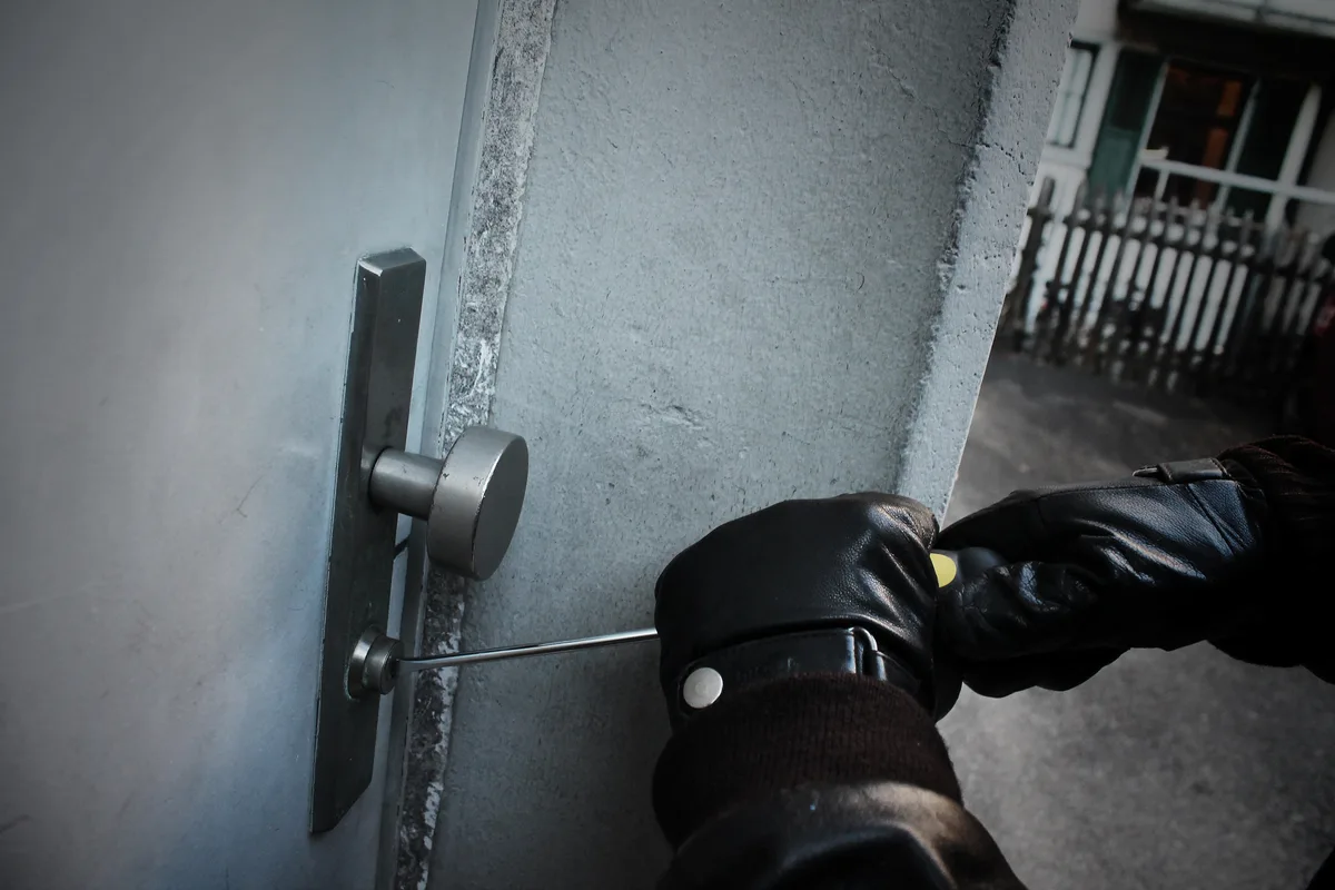 Symbolbild: Einbruch in eine Wohnung, in ein Haus