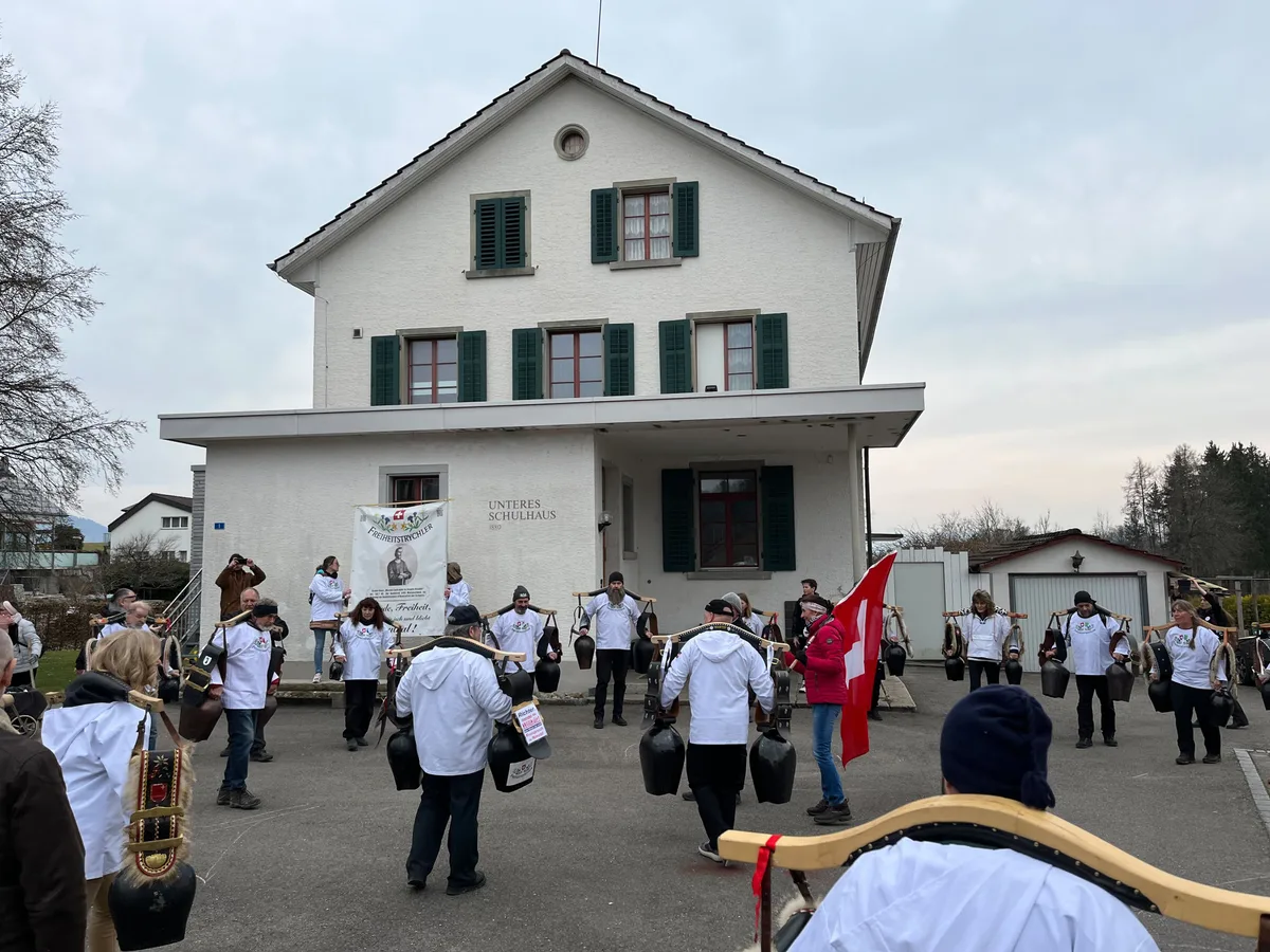 Marsch der Freiheitstrychler vom Gemeindehaus zum Haus von André Steine und zurück.