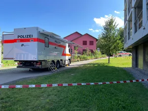 31298184-3 Polizeieinsatz auf der Forch: Das Gebiet um das Pflegezentrum ist abgesperrt.
