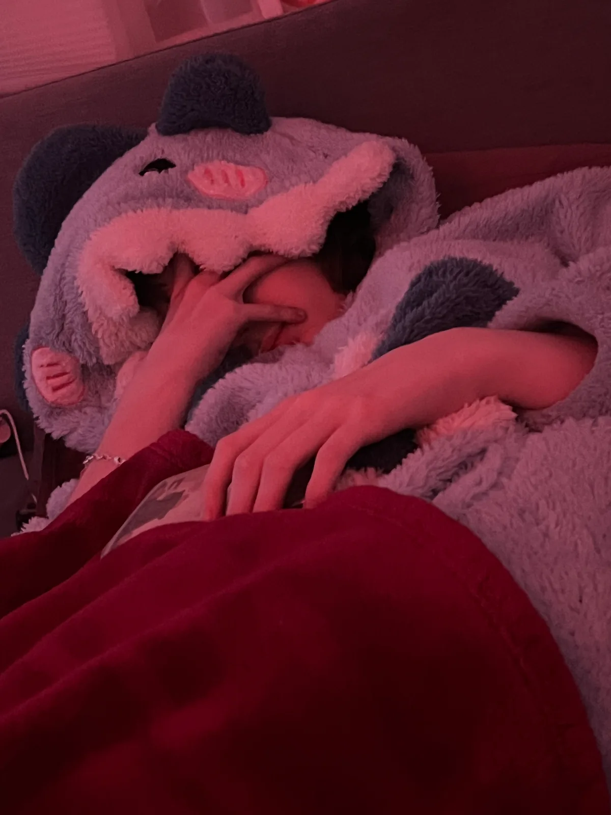 Amira liegt in ihrem Bett allein im Dunkel. 