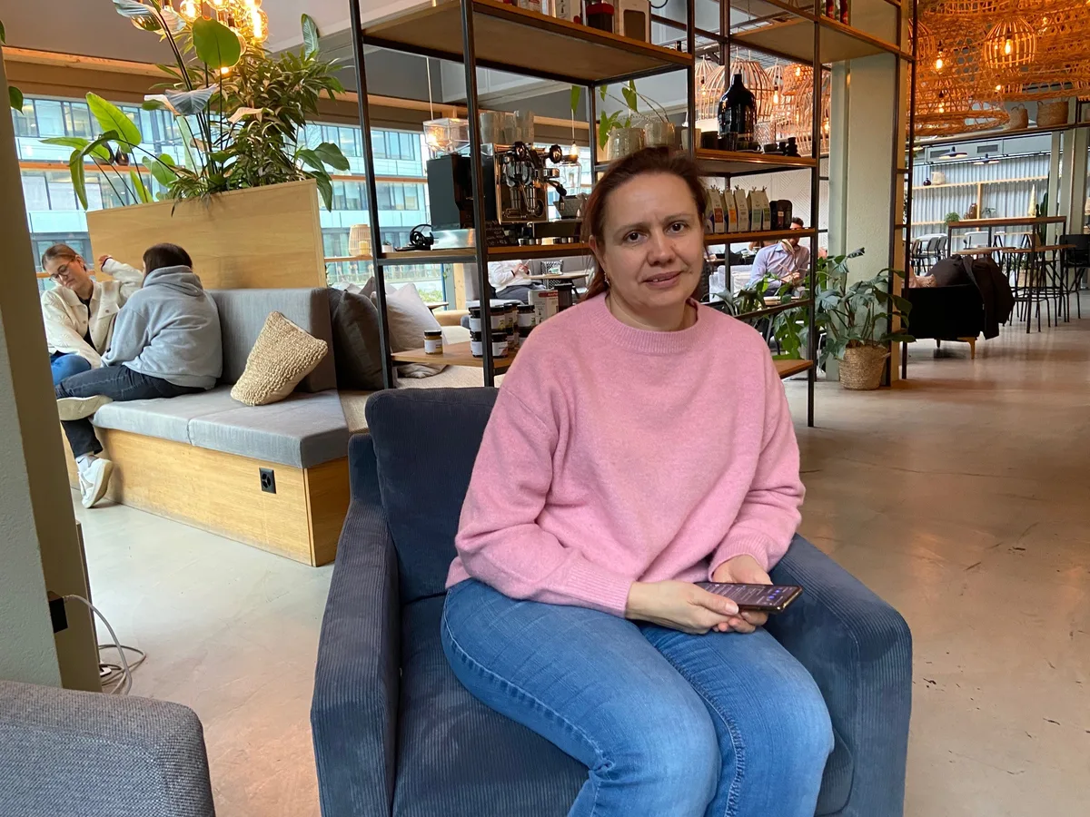 Vor zwei Jahren mussten wir das Gespräch noch mit einer Übersetzungs-App führen. Inessa Funtikova sitzt auf einem Sofa in einem Café in Dübendorf.