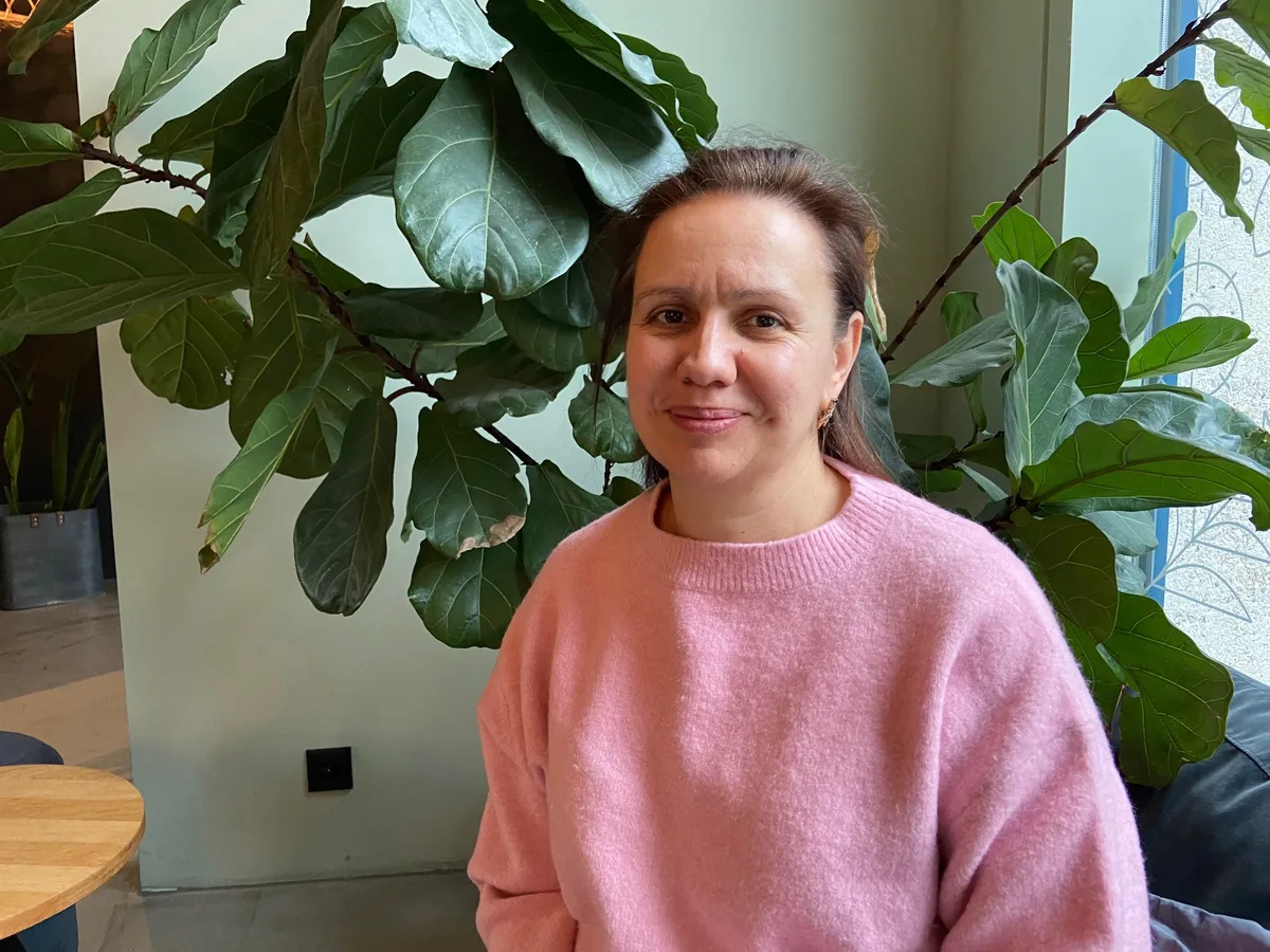 Inessa Funtikova erzählt von ihrer Flucht. Danach besucht sie den Deutschkurs in Dübendorf. Inessa Funtikova sitzt auf einem Sofa in einem Café in Dübendorf.